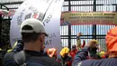Puluhan elemen buruh menggeruduk gedung DPR RI, Jakarta, Selasa (10/1/2023). Dalam aksinya mereka menyuarakan penolakan terhadap Peraturan Pemerintah Pengganti Undang-Undang (Perppu) Cipta Kerja karena dinilai telah mengkhianati konstitusi. (Liputan6.com/Faizal Fanani)