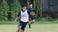 Aksi pemain muda PSIS Semarang, Bahril Fahreza dalam sebuah sesi latihan bersama rekan-rekannya di Stadion Citarum, Semarang, Sabtu (29/5/2021). (Dok PSIS Semarang)