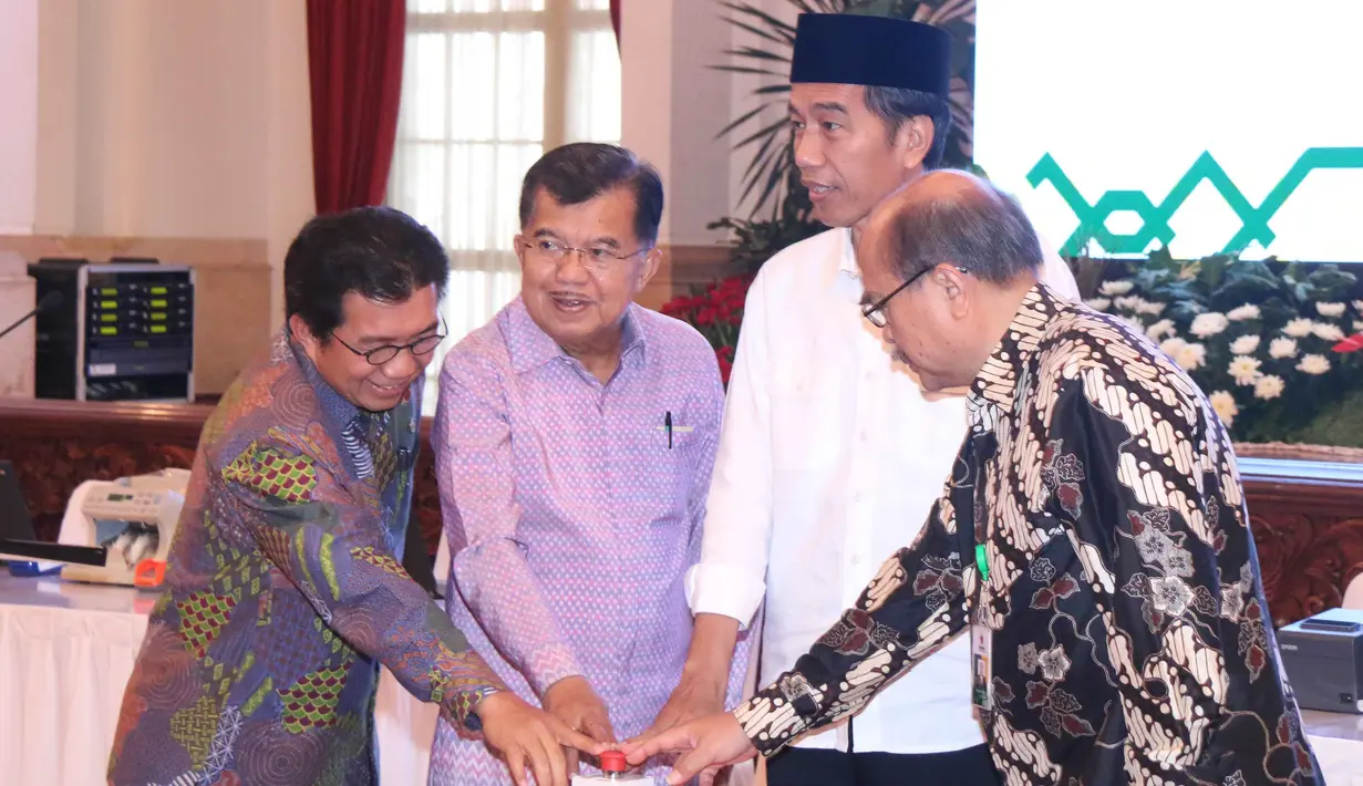 Presiden Joko Widodo didampingi Wakil Presiden Jusuf Kalla saat peluncuran pembayaran zakat melalui Agen Laku Pendai di Istana Negara, Jakarta, Rabu (14/6). (Liputan6.com/Angga Yuniar)