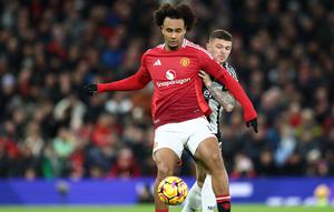 Bek Newcastle United asal Inggris #02, Kieran Trippier (Kanan), beradu dengan penyerang Manchester United asal Belanda #11, Joshua Zirkzee, selama pertandingan Liga Primer Inggris antara Manchester United dan Newcastle United di Old Trafford di Manchester, Inggris barat laut,&nbsp;Selasa dini hari WIB (31-12-2024). (Darren Staples/AFP)