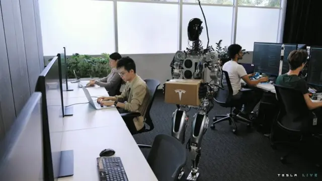 Elon Musk memperkenalkan robot humanoid Tesla Optimus di AI Day 2022 (YouTube Tesla)