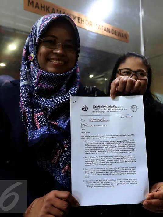 Perwakilan Lingkaran Aku Cinta Indonesia (LACI) menunjukkan surat pelaporan Fahri Hamzah di Mahkamah Kehormatan Dewan (MKD) DPR, Jakarta, Senin (30/1). Fahri dilaporkan lantaran menyebut TKI sebagai babu dalam akun Twitternya. (Liputan6.com/Johan Tallo)