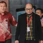 Penyidik KPK Novel Baswedan didampinggi Wakil Pimpinan KPK Saut Situmorang berjalan keluar gedung KPK, Jakarta, Rabu (11/4). Kasus penyiraman air keras Novel Baswedan genap satu tahun. (Merdeka.com/Dwi Narwoko)