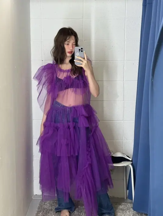 Ia juga tampil dengan dress ruffle ungu transparan dengan inner bra dan celana denimnya. (@xooos_)