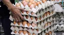 Pedagang menata telur ayam dagangannya di Pasar Kelapa Dua, Kabupaten Tangerang, Banten, Rabu (29/12/2021). Jelang pergantian tahun, harga telur ayam mencapai Rp 30.000 per kg. (Liputan6.com/Angga Yuniar)