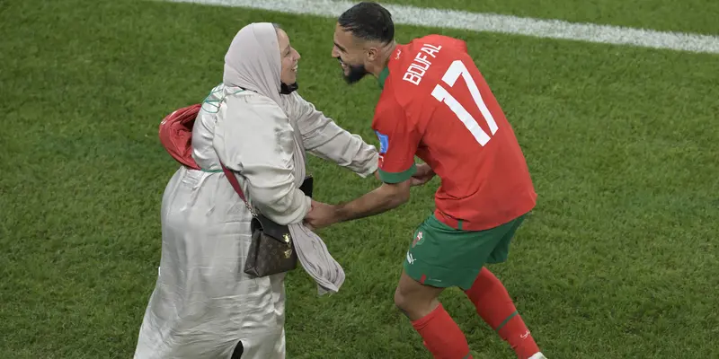 Sofiane Boufal Rayakan Kemenangan Maroko Atas Portugal Bersama sang Ibu