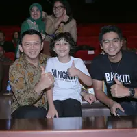 Apresisasi diberikan oleh Gubernur DKI Basuki Tjahja Purnama alias Ahok usai menyaksikan film Bangkit!. Bahkan ia mengatakan bahwa film produksi Tanah Air tidak kalah dengan Hollywood. (Andy Masela/Bintang.com)
