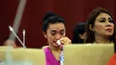 Di gedung Nusantra V, pedangdut goyang itik ini meneteskan air matanya saat pengacaranya, Eddy Ribut menjelaskan kasus yang sedang melandanya. (Adrian Putra/Bintang.com)