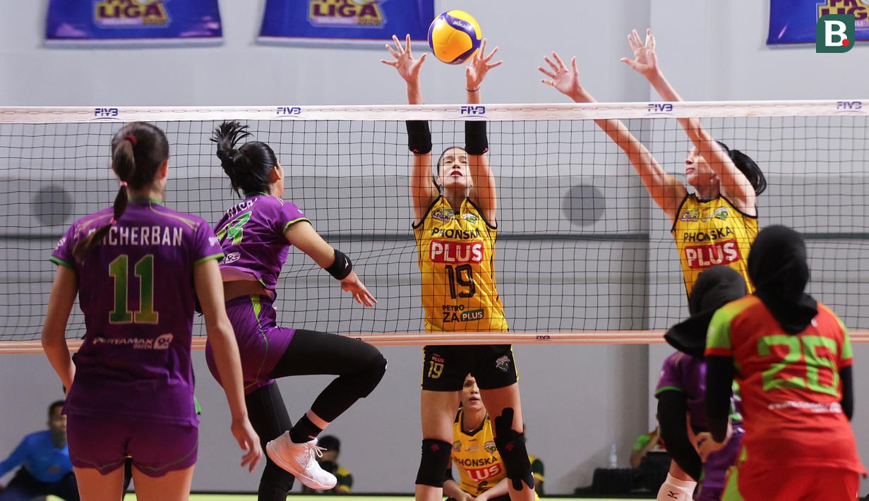 Pemain Gresik Phonska Plus, Shella Bernadetha mencoba menahan bola dari serangan pemain Jakarta Pertamina Enduro pada laga seri lima putaran kedua di GOR Candradimuka Padepokan Voli Jenderal Polisi Kunarto, Sentul Bogor, Minggu (22/2/2026) malam WIB. (Bola.com/Abdul Aziz)