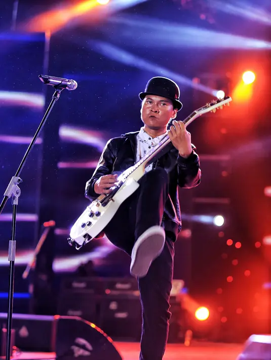 Sebuah persahabatan sejati yang setia dalam keadaan senang maupun susah tergambar dalam lirik lagu berjudul 'Angka 8' tersebut. (Adrian Putra/Bintang.com)