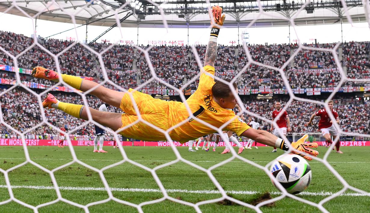 Kiper Inggris, Jordan Pickford gagal menghalau bola tendangan pemain Denmark, Morten Hjulmand yang berujung menjadi gol pada laga Grup C Euro 2024 di Frankfurt Arena, Frankfurt, Jerman, Jumat (21/06/2024) WIB. (AFP/Kirill Kudryavtsev)