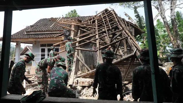 Prajurit TNI Bantu Korban Gempa Banten Bersihkan Reruntuhan