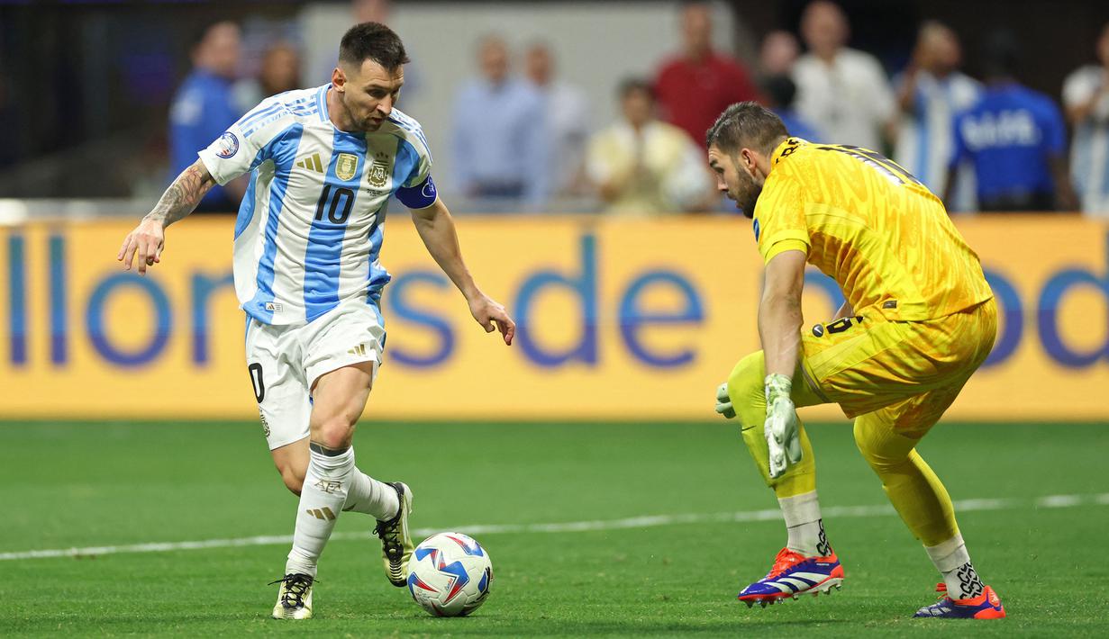 Pemain Argentina, Lionel Messi (kiri) berhadapan satu lawan satu dengan kiper Kanada, Maxime Crepeau pada laga Grup A Copa America 2024 di Mercedes-Benz Stadium, Atlanta, Georgia, Jumat (21/06/2024). (AFP/Charly Triballeau)