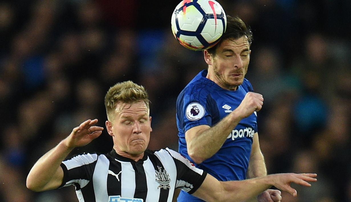 Duel pemain Newcastle United, Matt Ritchie (kiri) dan pemain Everton,Leighton Baines pada lanjutan Premier League di Goodison Park, Liverpool,(23/4/2018). Everton menang 1-0. (AFP/Oli Scarff)
