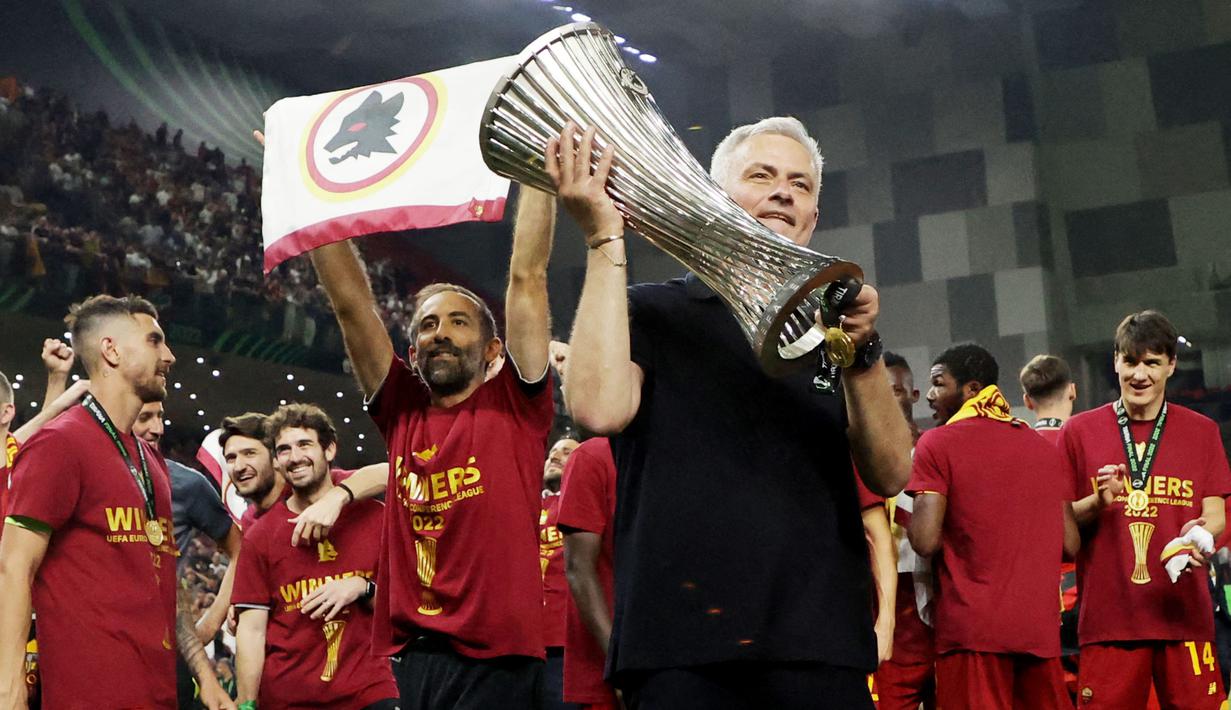 AS Roma menjadi klub teranyar yang berhasil dibawa Jose Mourinho meraih trofi. The Special One sukses membawa AS Roma mendapatkan trofi Europa Conference League, yang termasuk trofi mayor Eropa pertama sepanjang sejarah klub Ibu Kota Italia itu. (AFP/Gent Shkullaku)