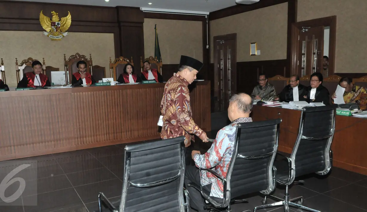 Mantan Ketua DPR Ade Komarudin meninggalkan ruangan usai memberi kesaksian di sidang lanjutan sidang perkara korupsi e-KTP, di Gedung Tipikor, Jakarta, Kamis, (6/4). (Liputan6.com/Helmi Afandi)