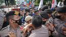 Aparat kepolisian saat terlibat saling dorong dengan massa aksi dari BEM Seluruh Indonesia (BEM SI) di kawasan Patung Kuda, Jakarta, Jumat (28/10/2022). Dalam aksinya mereka menuntut penolakan kenaikan harga BBM hingga penyelesaian pelanggaran HAM masa lalu. (Liputan6.com/Faizal Fanani)