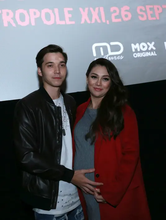 Didampingi sang suami, Celine pun terus menjaga kandungannya agar selalu sehat. Untuk itu, ia tak melakukan perjalanan ke luar kota atau luar negeri. Hanya sekitaran Jakarta dan yang berlokasi dekat. (Nurwahyunan/Bintang.com)