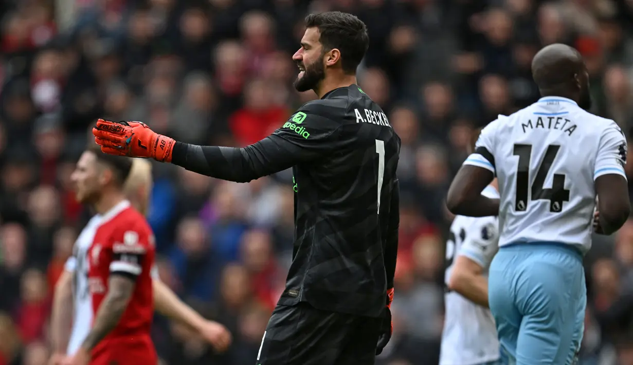 Reaksi kecewa kiper Liverpool, Alisson Becker usai kebobolan lewat gol gelandang Crystal Palace, Eberechi Eze pada laga pekan ke-33 Premier League 2023/2024 di Anfield Stadium, Liverpool, Minggu (14/4/2024). (AFP/Paul Ellis)