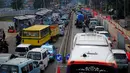 Sejumlah kendaraan terjebak kemacetan panjang di kawasan Lebak Bulus, Jakarta, akibat pengerjaan proyek Mass Rapid Transit (MRT), Senin (23/3/2015). (Liputan6.com/Yoppy Renato) 