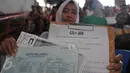 Seorang wanita memperlihatkan dokumen persyaratannya untuk mendaftar sebagai pengendara Go-Jek  di Hall A Basket Senayan, Jakarta, Jumat (14/8/15). Fenomena ojek online dengan aplikasi di hanphone kini banyak diminati. (Liputan6.com/Herman Zakharia)