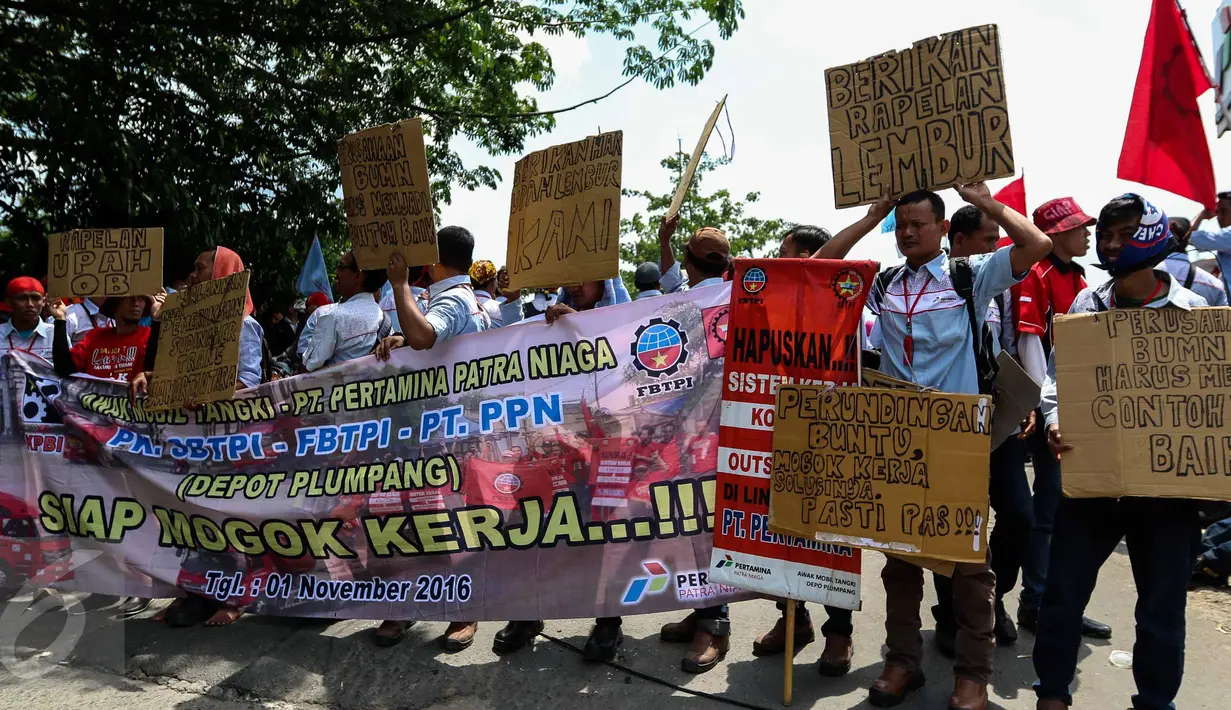 AMT (Awak Mobil Tangki) Pertamina melakukan mogok kerja dan menggelar unjuk rasa di Depot Pertamina Plumpang, Jakarta, Selasa (1/11). Mereka menuntut perusahaan menghapus sistem outsourcing dan membayar upah lembur mereka. (Liputan6.com/Faizal Fanani)