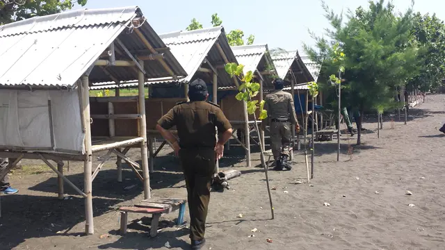 Bilik-Bilik Mesum di Pinggir Pantai Dibongkar Jelang Ramadan