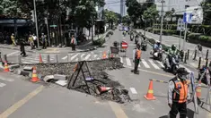 Petugas Dishub DKI Jakarta mengatur lalu lintas kendaraan saat uji coba penerapan sistem satu arah di Gondangdia, Jakarta Pusat, Kamis (8/4/2021). Uji coba yang berlangsung mulai 8-21 April mendatang merupakan bagian dari penataan kawasan Stasiun Gondangdia. (merdeka.com/Iqbal S. Nugroho)