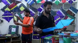 Seorang pria Irak membeli permainan tradisional layang-layang  selama bulan Ramadan di sebuah toko di Kerbala pada 12 Mei 2019. Bermain layang-layang merupakan salah satu cara muslim Irak untuk mengisi waktu sambil menunggu saat berbuka puasa (ngabuburit). (REUTERS/Abdullah Dhiaa Al-Deen)