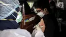 Warga menerima vaksinasi COVID-19 secara drive-thru di Jalan Duri Raya, Jakarta Barat, Kamis (8/7/2021). Yayasan Cinta anak Bangsa (YACB) Fondation menggelar vaksinasi COVID-19 secara drive-thru dengan menargetkan 800 hingga 1.000 warga ikut vaksinasi ini. (Liputan6.com/Johan Tallo)