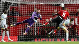 Pemain Manchester United (MU), Romelu Lukaku (dua kanan) menendang bola ke gawang Derby County saat laga Piala Liga Inggris di Old Trafford, Manchester, Inggris, Selasa (25/9). MU kalah dari tim divisi dua tersebut. (Martin Rickett/PA via AP)