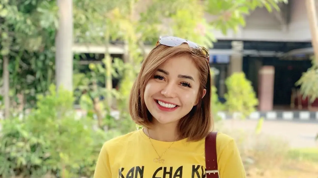 FOTO: Gaya Kasual Chacha Sherly eks Trio Macan yang Memesona