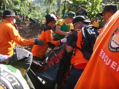 Sejumlah relawan melakukan proses pencarian korban tanah longsor di Desa Caok, Purworejo, Jawa Tengah, Senin (20/6). Proses evakuasi terus dilakukan karena diduga masih ada korban yang belum ditemukan. (Liputan6.com/Boy Harjanto)