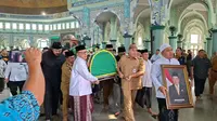 Tangis Wali Kota Tangerang Pecah di Depan Jenazah Ketua DPRD Rusdi Alam