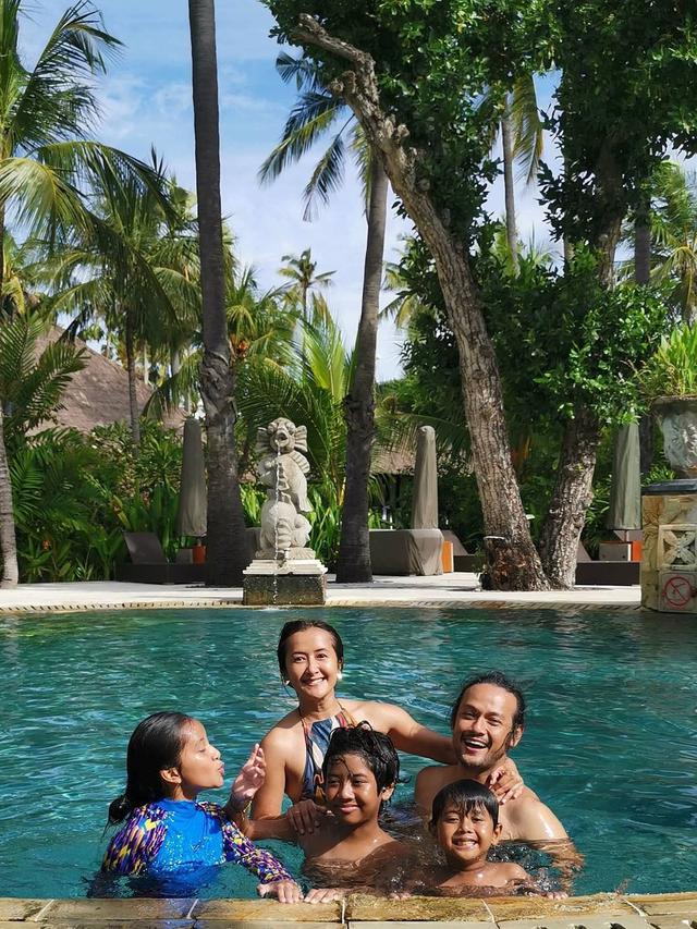 Usai Hirup Udara Bebas, Ini 6 Momen Liburan Dwi Sasono ke Bali Bareng Keluarga
