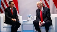 Presiden AS Donald Trump dan Presiden RI, Joko Widodo berbincang saat bertemu di sela-sela KTT G20 di Hamburg, Jerman, (8/7). Sejumlah pemimpin negara berkumpul dalam KTT G20 pada 7-8 Juli 2017. . (AP Photo/Evan Vucci)
