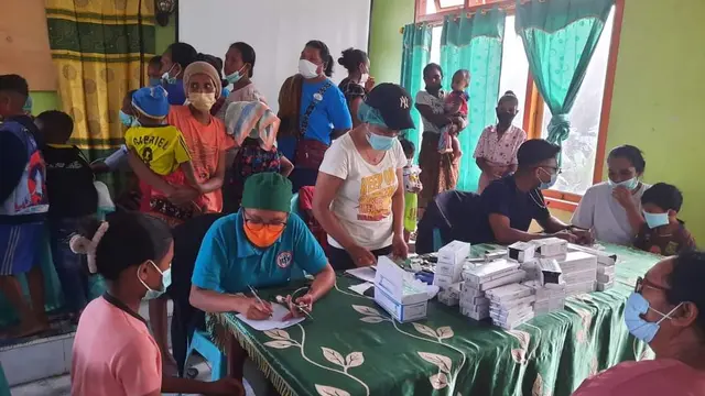 Tenaga kesehatan yang diterjunkan Pemda Flores Timur untuk melakukan pemeriksaan kesehatan terhadap warga terdampak erupsi gunung Lewotobi (Liputan6.com/Ola Keda)