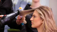 Sekarang Anda bisa mengeringkan dan menyehatkan rambut dalam satu cara praktis, serta cepat, penasaran bagaimana? Simak di sini.