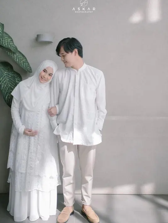 Saat gelar acara 4 bulanan pada Juni lalu, Anisa tampil cantik dalam balutan gamis warna putih. (Instagram/anisarahma_12).