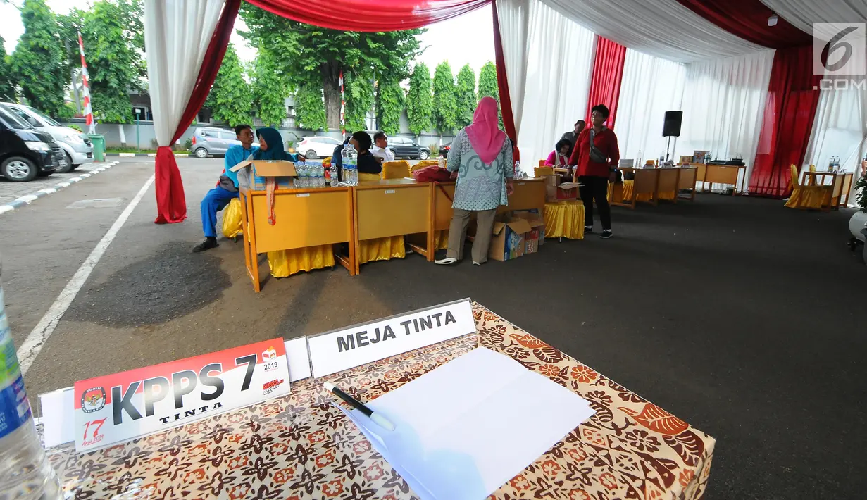 Petugas melakukan persiapan di Tempat Pemungutan Suara (TPS) 008, Kelurahan Gambir, Kecamatan Gambir, Jakarta Pusat, Rabu (17/4). Tempat capres nomor urut 01 Joko Widodo atau Jokowi menggunkan hak suaranya ini dibangun di halaman kantor Lembaga Administrasi Negara. (Liputan6.com/Angga Yuniar)