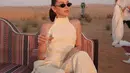 Saat di Dubai Desert, Alyssa kenakan pleated homewear set yang nyaman. Atasan halterneck dengan loose pants [@alyssadaguise]