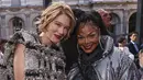 Janet Jackson berpose bersama Lea Seydoux saat menghadiri koleksi busana Louis Vuitton Spring/Summer 2023 yang dipresentasikan selama Paris Fashion Week di Paris pada Selasa, 4 Oktober 2022. Jackson menyempurnakan penampilannya dengan anting-anting hoop berlian besar dan beberapa cincin midi chunky. Untuk glam, Jackson tampil dengan smokey eye yang mengilap, bibir vampy, dan menata rambutnya menjadi dua ekor kuda tinggi. (Photo by Vianney Le Caer/Invision/AP)