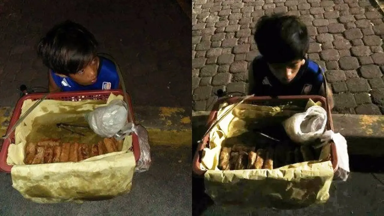 Berjualan Hingga Larut Malam, Kisah Bocah Ini Menyentuh Hati
