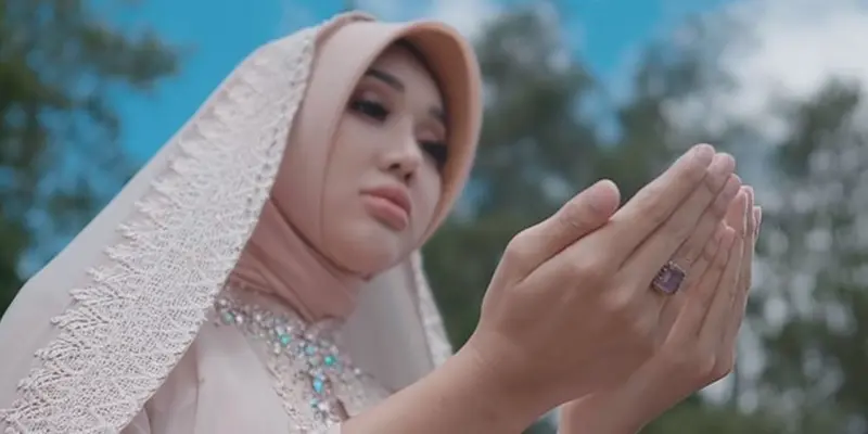 Rilis Single Religi, Ini 6 Potret Lucinta Luna Tampil Berhijab di Video Klip