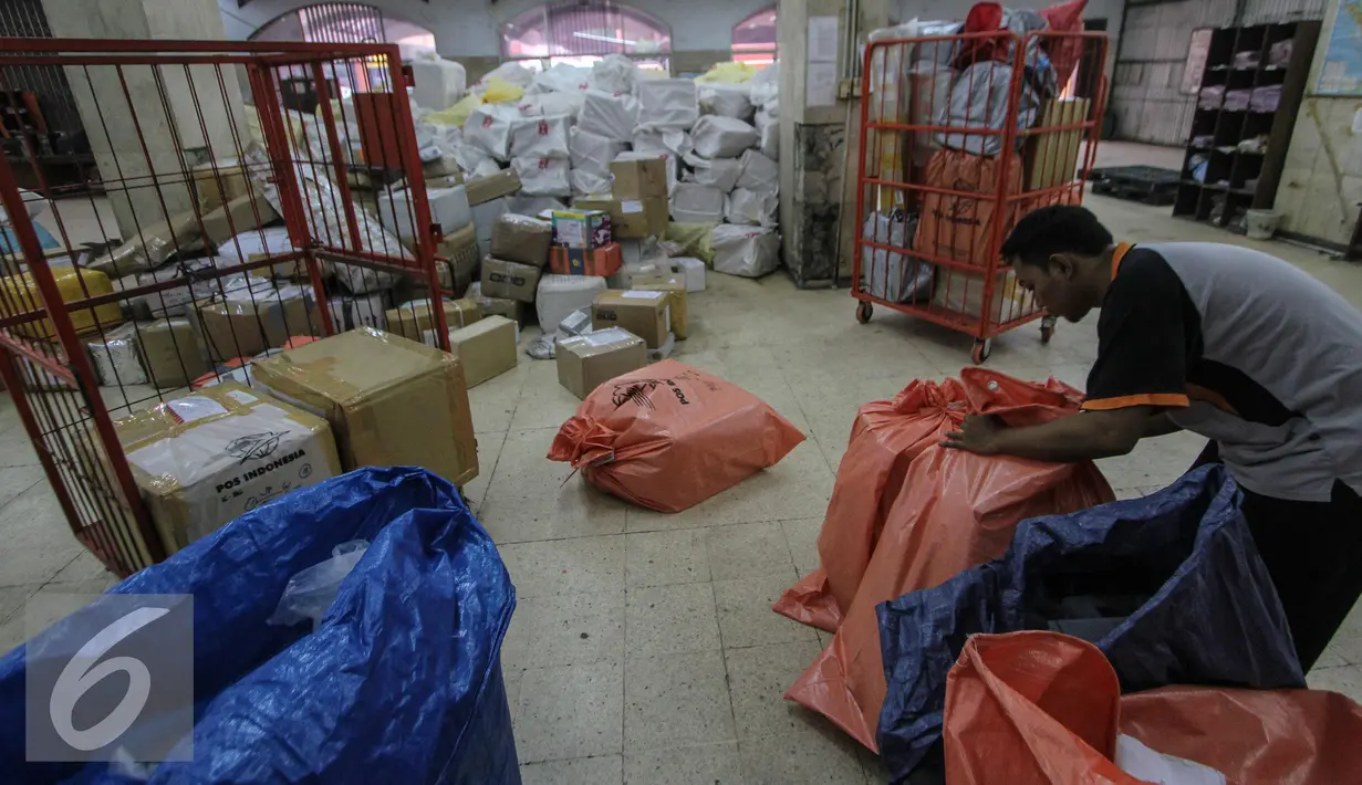 Pekerja mengemas sejumlah paket pos di Kantor Pos Besar, Jakarta, Rabu (8/7/2015). Pengiriman paket pos menjelang Lebaran di kantor pos tersebut meningkat 20 persen atau mencapai 4000 paket setiap hari. (Liputan6.com/Faizal Fanani)