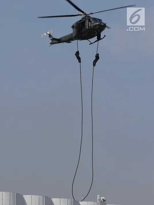 Prajurit Satgultor TNI turun dari helikopter ketika latihan penanggulangan teror di Hotel Mercure Ancol, Jakarta, Selasa (9/4). Latihan penanggulangan teror ini dilakukan untuk menguji kesiapsiagaan Satgultor TNI menghadapi kemungkinan ancaman terorisme yang akan terjadi. (Liputan6.com/Johan Tallo)