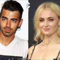 Joe Jonas dan Sophie Turner kembali terlihat bersama. Setelah merayakan Thanksgiving, keduanya hadir di pesta pernikahan temannya. (doc.aceshowbiz)