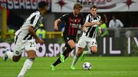 Gelandang AC Milam, Charles De Ketelaere,&nbsp;telah menjalani debut resminya bersama AC Milan pada pekan pertama Serie A kontra Udinese di San Siro, Sabtu (13/8/2022) malam WIB. (AFP/Miguel Medina)