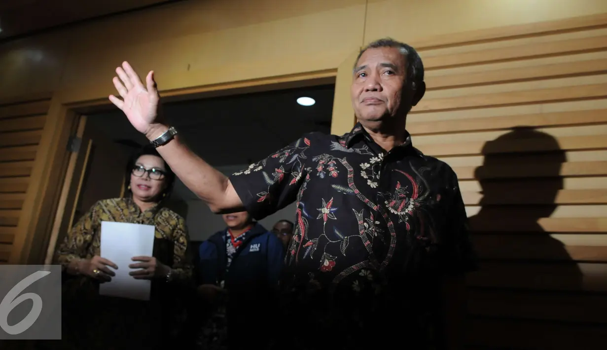 Ketua KPK Agus Rahardjo (kanan) memberi salam pada awak media jelang memberikan keterangan pers terkait OTT Walikota Cimahi di Gedung KPK, Jakarta, Jumat (2/12). (Liputan6.com/Helmi Afandi)