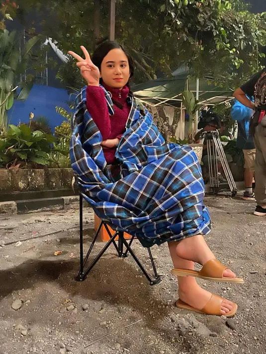 Tissa Biani berpose sambil menunjukkan dua jarinya. Ngeronda on set #GadisKretek tulis Tissa dalam keterangan unggahannya, Senin, (29/8/2022). (Instagram/tissabian)